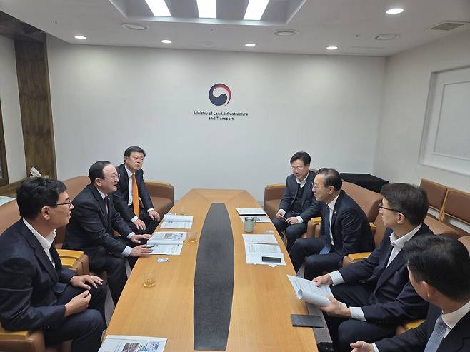 김윤덕 국토교통부 장관(오른쪽 가운데)과 김덕현 연천군수(왼쪽 가운데)가 간담회에서 지역 교통 현안을 논의하고 있다.ⓒ연천군 제공