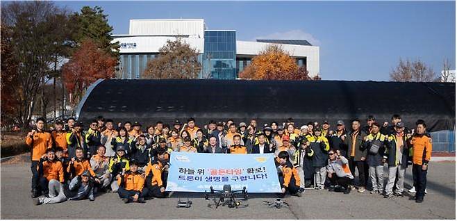 연천군 관계자들이 최신 소방드론 2대를 연천소방서에 전달하고 기념촬영을 하고 있다.ⓒ연천군 제공