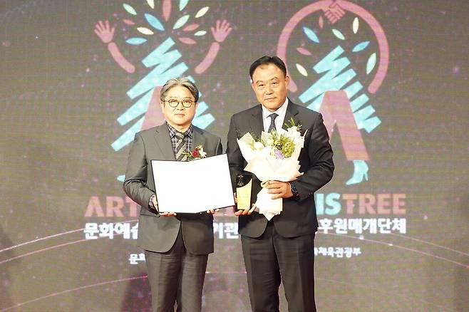제주개발공사가 11월11일 서울 웨스틴조선호텔에서 열린 '2025년 문화예술후원인증제도' 인증식에서 '문화예술후원 우수기관' 인증을 받고 있다. ⓒ제주개발공사 제공