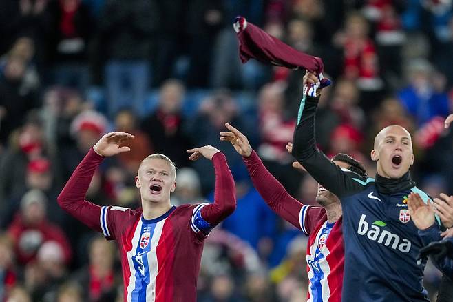 엘링 홀란 등 노르웨이 선수들이 14일 에스토니아를 꺾은 뒤 환호하고 있다. EPA연합뉴스