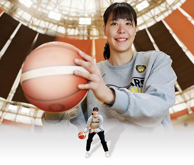 한국 여자농구 에이스 박지수(KB)가 13일 충남 천안시 KB국민은행 천안연수원 농구코트에서 인터뷰 하며 포즈를 취하고 있다.  천안 | 정지윤 선임기자