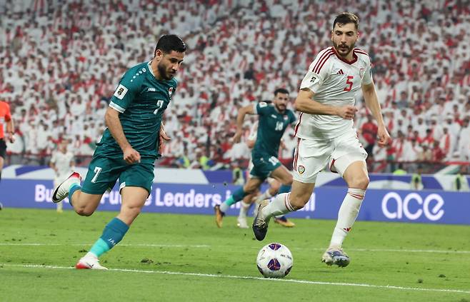 UAE(오른쪽)와 이라크 선수들이 14일 UAE 아부다비에서 열린 북중미 월드컵 아시아지역 플레이오프 녹아웃 스테이지(5차예선) 1차전에서 공을 다투고 있다. EPA연합뉴스