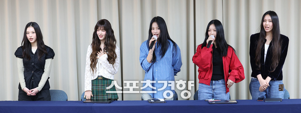 지난해 11월 기자회견을 열고 어도어와 전속계약 해지를 발표한 걸그룹 뉴진스. 사진 스포츠경향DB