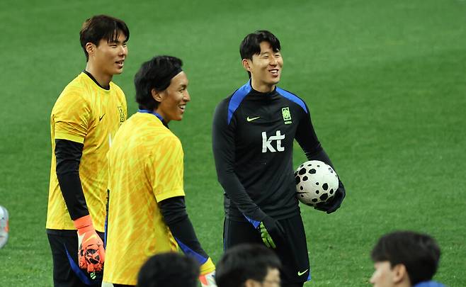 ▲ 손흥민이 대표팀에서는 두 경기 연속 침묵하고 있다. 손흥민은 지난달 브라질전에 선발 출전해 후반 18분 교체로 그라운드를 빠져나갔다. 손흥민은 단 한 차례의 슈팅도 기록하지 못했다. 파라과이전 역시 슈팅 없이 45분 뛰고 나왔다. ⓒ연합뉴스