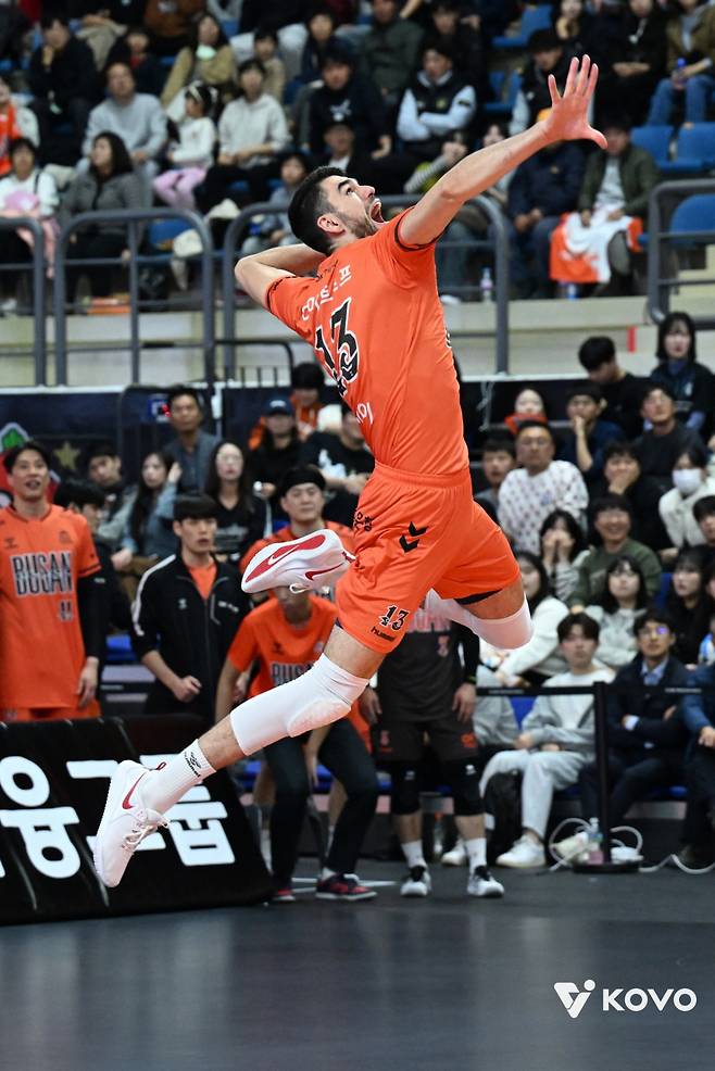 OK저축은행 디미트로프가 13일 부산 강서실내체육관에서 열린 진에어 2025~2026 프로배구 V-리그 2라운드 홈경기 현대캐피탈전에서 스파이크 서브를 시도하고 있다. /사진=한국배구연맹 제공