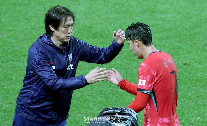 한국 축구 국가대표팀이 지난 10월 10일 서울월드컵경기장에서 브라질 대표팀과 친선경기를 벌였다. 손흥민이 후반 18분 교체되며 홍명보 감독의 격려를 받고 있다. /사진=김진경 대기자