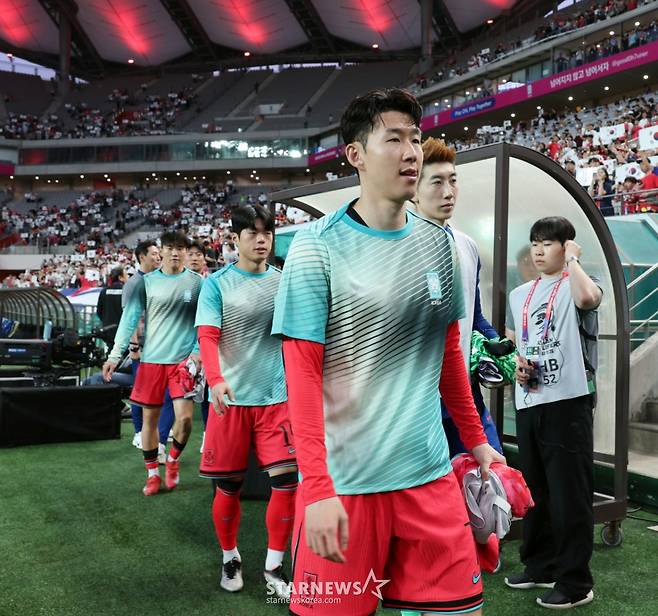 손흥민이 지난 6월 10일 서울월드컵경기장에서 북중미월드컵 최종예선 마지막 경기인 쿠웨이트전에서 벤치로 향하고 있다. /사진=강영조 선임기자