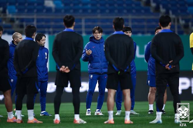 홍명보 감독이 13일 대전월드컵경기장에서 진행된 볼리비아전 대비 훈련에서 선수들에게 지시하고 있다. /사진=대한축구협회 제공