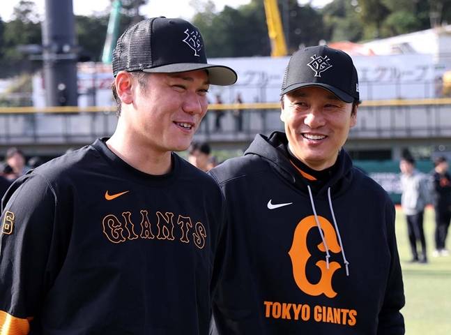 사카모토 하야토(왼쪽)과 이야기를 하고 있는 이승엽 전 감독(오른쪽) /사진=요미우리 자이언츠 공식 SNS