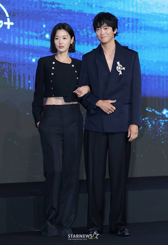 배우 전지현, 강동원이 2일 오전 서울 포시즌스 호텔에서 진행된 디즈니+ 오리지널 시리즈 '북극성' 제작발표회에 참석해 포즈를 취하고 있다.  유엔대사로서 국제적 명성을 쌓아온 문주(전지현)가 대통령 후보 피격 사건의 배후를 쫓는 가운데, 그녀를 지켜야만 하는 국적불명의 특수요원 산호(강동원)와 함께 한반도를 위협하는 거대한 진실을 마주하는 첩보 멜로 시리즈 '북극성'은 오는 10일 공개된다. /2025.09.10 /사진=이동훈 photoguy@