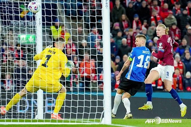 슈팅하는 엘링 홀란(가장 오른쪽)의 모습. /AFPBBNews=뉴스1