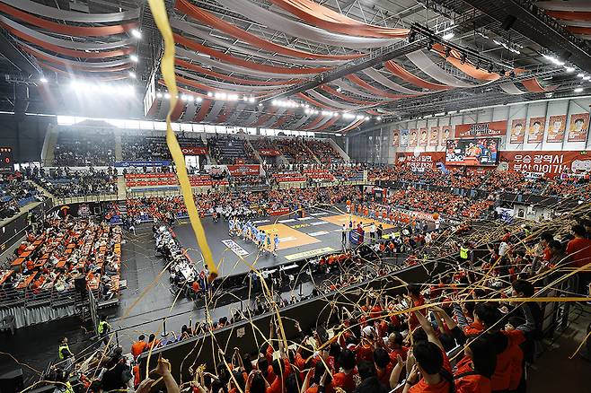 지난 9일 부산강서실내체육관에서 열린 OK저축은행의 부산 홈 개막전. 당시 관중은 4270명으로 남자부 1라운드 최다 관중을 기록했다. /사진=OK저축은행 제공