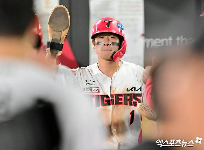 13일 오후 서울 송파구 잠실야구장에서 열린 '2025 신한 SOL Bank KBO리그' KIA 타이거즈와 LG 트윈스의 경기, 5회초 2사 1루 KIA 박찬호가 좌중간 안타를 날린 후 LG 최원영의 포구 실책을 틈타 2루까지 진루하고 있다. 엑스포츠뉴스DB