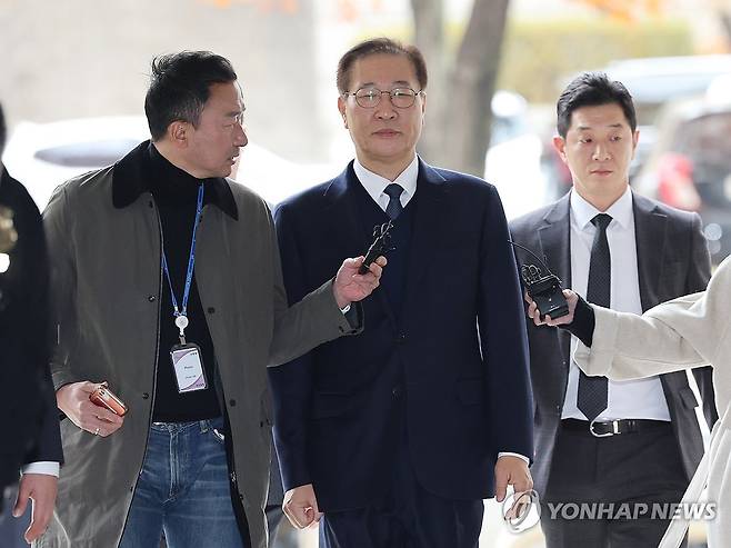 영장심사 출석하는 박성재 (서울=연합뉴스) 서명곤 기자 = 내란 중요임무 종사 및 직권남용 권리행사 방해 혐의로 구속영장이 청구된 박성재 전 법무부 장관이 13일 서울 서초구 서울중앙지법에서 열린 구속 전 피의자 심문(영장실질심사)에 출석하기 위해 법정으로 향하고 있다. 2025.11.13 seephoto@yna.co.kr