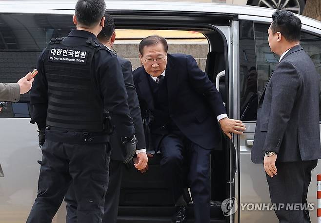 박성재 영장심사 출석 (서울=연합뉴스) 서명곤 기자 = 내란 중요임무 종사 및 직권남용 권리행사 방해 혐의로 구속영장이 청구된 박성재 전 법무부 장관이 13일 서울 서초구 서울중앙지법에서 열린 구속 전 피의자 심문(영장실질심사)에 출석하기 위해 법정으로 향하고 있다. 2025.11.13 seephoto@yna.co.kr