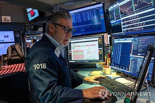 뉴욕 증권거래소의 트레이더 [AFP 연합뉴스 자료사진. 재판매 및 DB 금지]