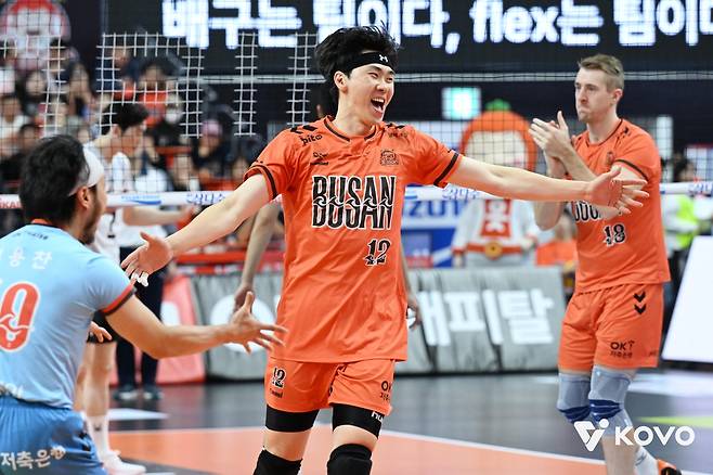 득점 후 기뻐하는 OK저축은행의 전광인(중앙) [한국배구연맹 제공. 재판매 및 DB 금지]