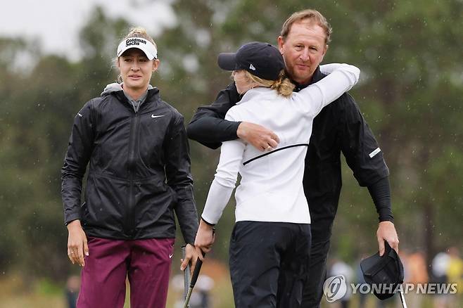 2023년 PNC 챔피언십 때 넬리 코르다(왼쪽)와 아버지 페트르 [게티이미지/AFP=연합뉴스]