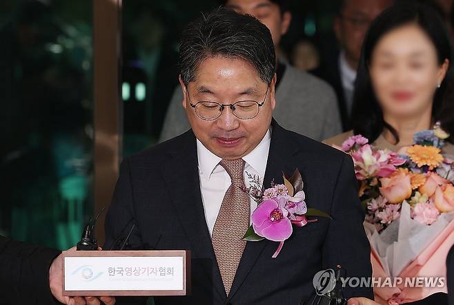 검찰 떠나는 노만석 검찰총장 직무대행 (서울=연합뉴스) 김성민 기자 = 퇴임식을 마친 노만석 검찰총장 직무대행이 14일 서울 서초구 대검찰청을 나서고 있다. 2025.11.14 ksm7976@yna.co.kr