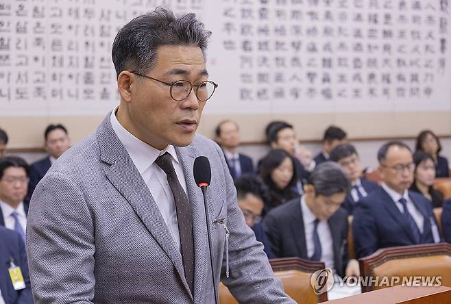 마약수사 관련 의혹 질의에 답하는 백해룡 경정 (서울=연합뉴스) 황광모 기자 = 세관 마약수사 외압 의혹 관련해 합동수사팀에 파견된 백해룡 경정이 27일 서울 여의도 국회 법제사법위원회에서 열린 2025년 국정감사에서 의원 질의에 답하고 있다. 2025.10.27 hkmpooh@yna.co.kr