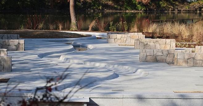 새로 조성된 친수공간 [촬영 : 김동철]