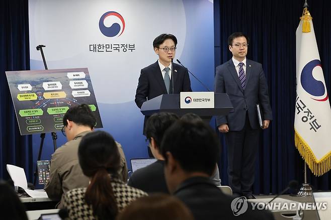 한미 관세협상 관련 브리핑 (서울=연합뉴스) 김주형 기자 = 김정관 산업통상부 장관이 14일 서울 종로구 정부서울청사에서 한미 관세협상 팩트시트 및 MOU 관련 브리핑을 하고 있다. 오른쪽은 여한구 통상교섭본부장. 2025.11.14 kjhpress@yna.co.kr