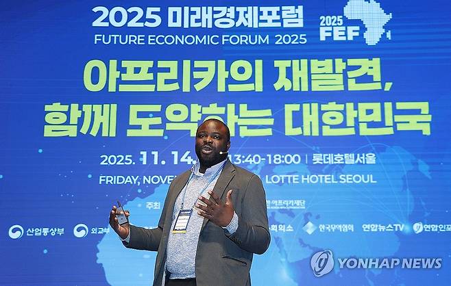 강연하는 이노루와 아보예지 퓨처아프리카 대표 (서울=연합뉴스) 김성민 = 14일 서울 중구 롯데호텔에서 국가기간뉴스통신사 연합뉴스 주최로 열린 '2025 미래경제포럼'에서 이노루와 아보예지 퓨처아프리카 대표가 강연을 하고 있다. 
    이날 포럼은 '아프리카의 재발견, 함께 도약하는 대한민국'을 주제로 열렸다. 2025.11.14 ksm7976@yna.co.kr