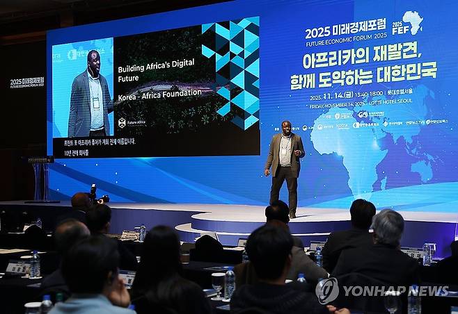 강연하는 이노루와 아보예지 퓨처아프리카 대표 (서울=연합뉴스) 김성민 = 14일 서울 중구 롯데호텔에서 국가기간뉴스통신사 연합뉴스 주최로 열린 '2025 미래경제포럼'에서 이노루와 아보예지 퓨처아프리카 대표가 강연을 하고 있다. 
    이날 포럼은 '아프리카의 재발견, 함께 도약하는 대한민국'을 주제로 열렸다. 2025.11.14 ksm7976@yna.co.kr
