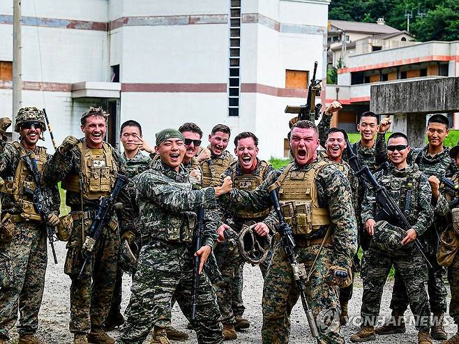 25-2차 KMEP 연합훈련 실시한 한미 해병대 (서울=연합뉴스) 해병대는 지난 7월 중순부터 8월까지 미 해병대와 김포, 강화, 포항, 포천, 동두천 등지에서 25-2차 KMEP 연합훈련을 실시하고 있다고 6일 밝혔다. 
    한미 해병대 장병들이 KMEP 연합보병훈련 종료 후 파이팅을 외치고 있다. 2025.8.6 [한미 해병대 제공. 재판매 및 DB 금지] photo@yna.co.kr