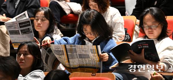 15일 오후 안양시 동안구 롯데백화점 평촌점 식품관에서 열린 ‘평촌청솔학원 2026 수능 가채점 설명회’에서 수험생과 학부모들이 정시 배치 참고표를 살펴보고 있다. 2025.11.15 /최은성기자 ces7198@kyeongin.com