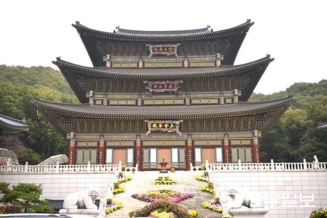 신응수 대목장이 지은 대광사 미륵전. 주수완