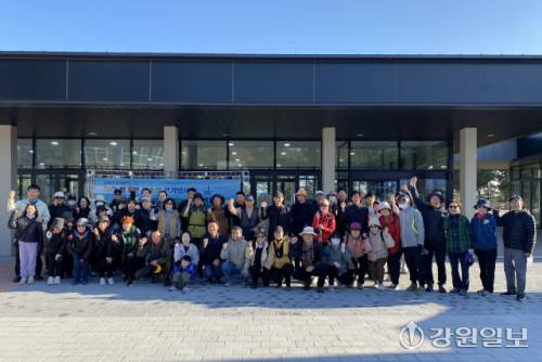 ◇2025 범 도민 산소길 걷기행사가 15일 고성 죽왕면 송지호 일원에서 함명준 고성군수와 용광열 고성군의장, 이지영 강원특별자치도의원, 김성호 전 행정안전부 차관 등 400여명이 참가한 가운데 열렸다.