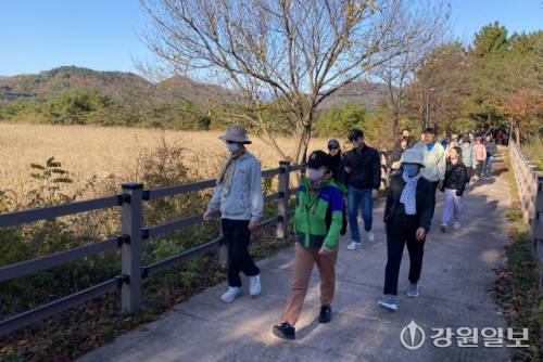 ◇2025 범 도민 산소길 걷기행사가 15일 고성 죽왕면 송지호 일원에서 함명준 고성군수와 용광열 고성군의장, 이지영 강원특별자치도의원, 김성호 전 행정안전부 차관 등 400여명이 참가한 가운데 열렸다.