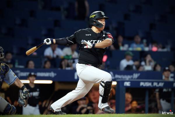 지난 23일 타석에 들어선 강백호가 방망이를 휘두르고 있다. (사진=KT 위즈)