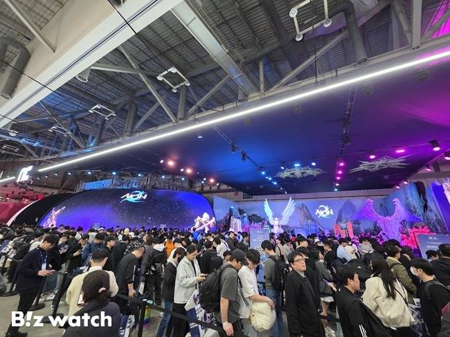 엔씨소프트의 '지스타 2025' 부스 앞에 수많은 관람객이 아이온2를 체험하기 위해 줄을 섰다./사진=김동훈 기자