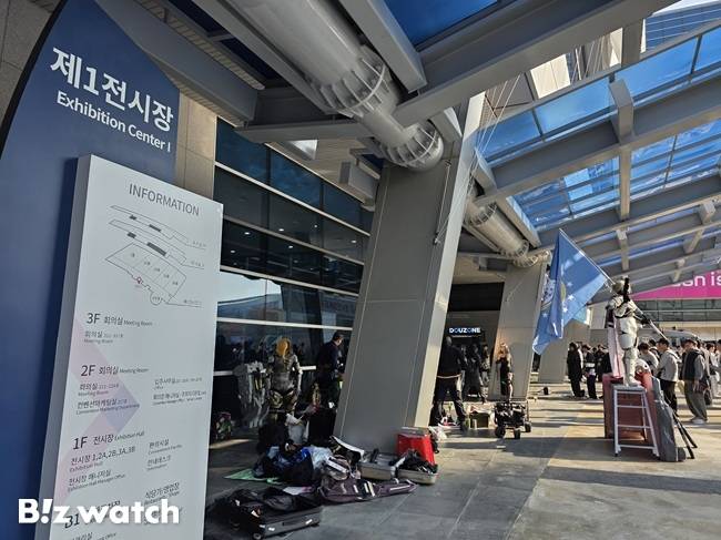 코스프레 참가자들이 BTC 전시관 밖에 짐을 내려놓고 준비하고 있다. 한 코스프레 참가자는 "지스타 측이 마련한 준비공간이 있기는 하나 BTB관에 있어 너무 멀고 공간도 좁아서 사실상 이용하기 어렵다"고 했다./사진=김동훈 기자