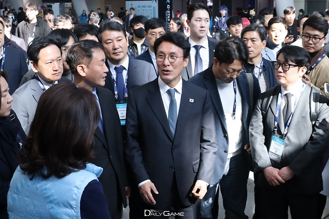 김민석 총리는 게임이 건전한 여가 문화이자 산업으로 정착할 수 있도록 정부가 할 일이 많을 것 같다고 말했다.