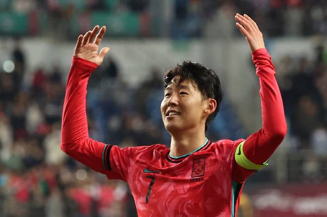 14일 대전월드컵경기장에서 열린 남자축구 국가대표 평가전 대한민국 대 볼리비아의 경기에서 손흥민이 프리킥으로 선제골을 넣은 뒤 기뻐하고 있다. 사진=연합뉴스