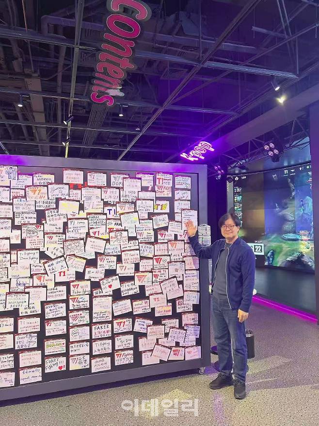김기헌 콘진원 북경 비즈니스 센터장이 지난 14일 T1 전시회장에서 현지 팬들의 응원 메모지가 붙은 게시물을 소개하고 있다. (사진=이데일리 이명철 특파원)