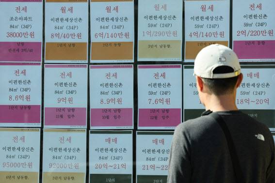 서울 시내의 부동산에 붙은 전월세 안내문.(사진=연합뉴스)