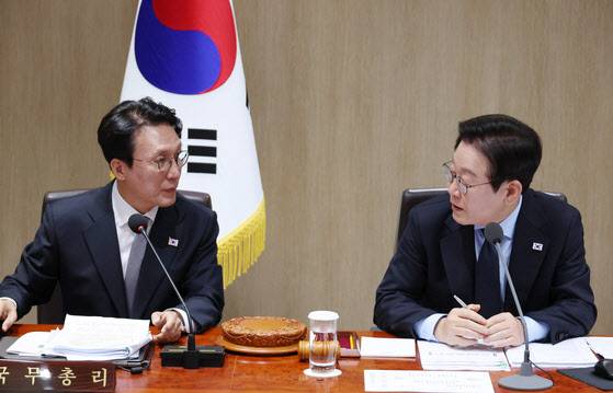 이재명 대통령과 김민석 국무총리가 11일 용산 대통령실에서 열린 국무회의에서 회의 공개 범위에 대해 조율하고 있다.(사진=연합뉴스)