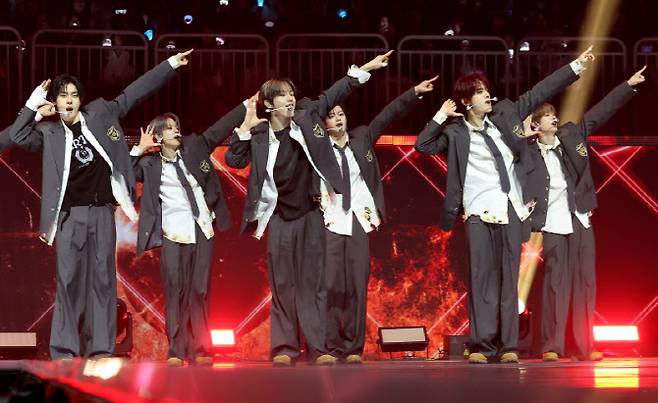 방탄소년단 '상남자'를 부르는 클로즈 유어 아이즈(사진=KGMA 조직위원회)