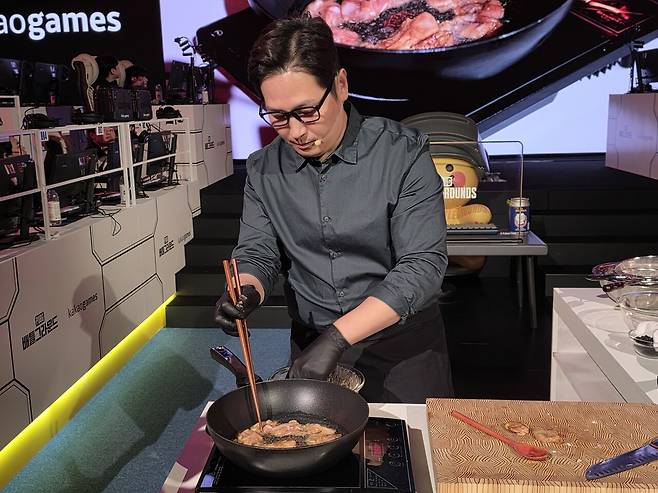 - 요리를 하면서도 재치 있는 입담으로 현장 분위기를 띄웠다