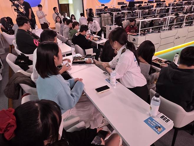 - 참가자들에게도 기내식이 전해졌다