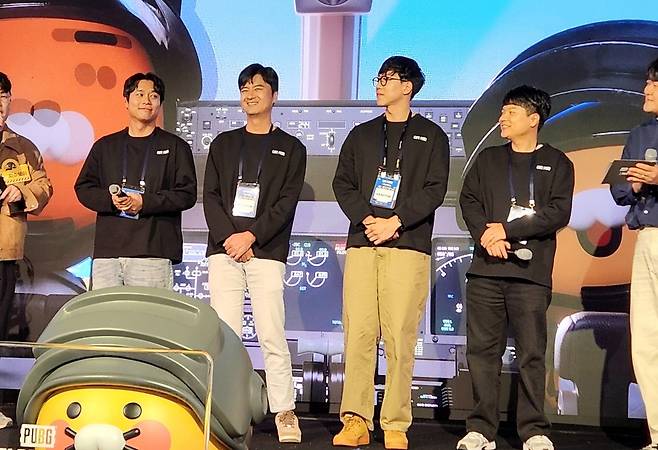 - 펍지 스튜디오 김태현 디렉터, 김상균 개발 본부장, 김상기 PD, 가상현 PD도 참가자들과 함께 추억을 남겼다