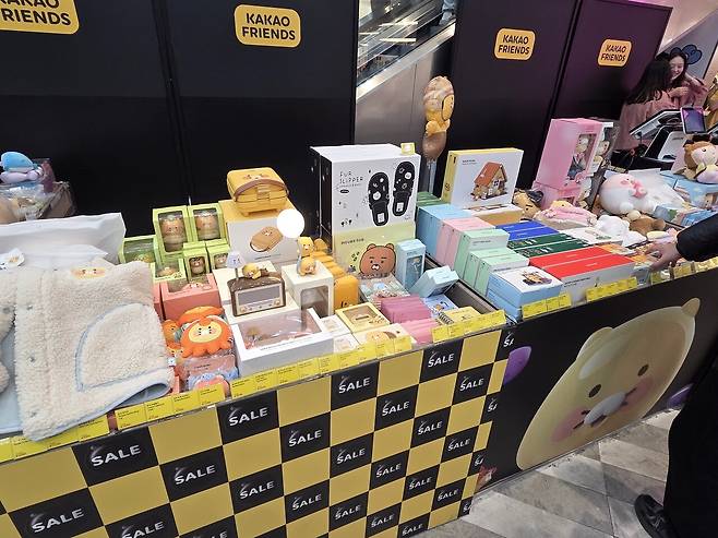 - 카카오게임즈 굿즈도 구매 가능하다