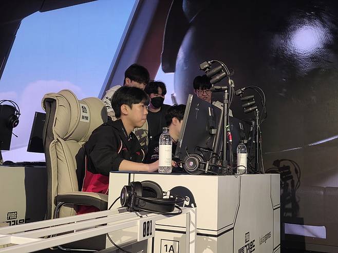 - T1 선수들은 미리 장비를 점검하고 손을 풀고 있었다