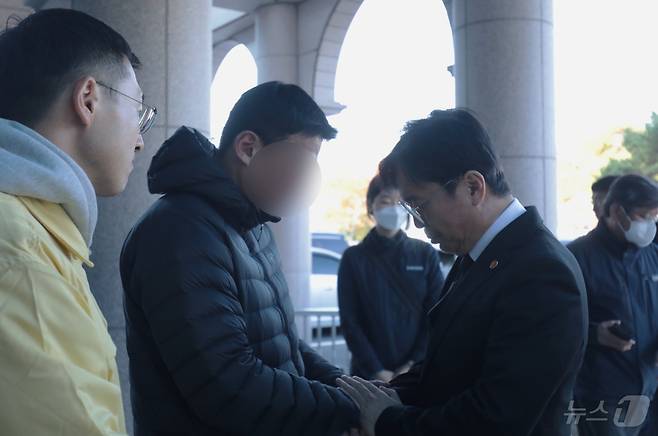 김영훈 고용노동부 장관이 15일 오전 울산화력발전소 보일러 타워 붕괴 사고 마지막 매몰자의 빈소를 찾아 유가족에게 위로를 건네고 있다. 2025.11.15/뉴스1 ⓒ News1 김세은 기자