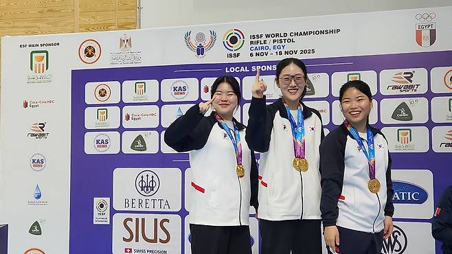 카이로 사격 세계선수권대회 25m 여자 소총 단체전에서 금메달을 딴 오예진(왼쪽부터), 양지인, 남다정.(대한사격연맹 제공)