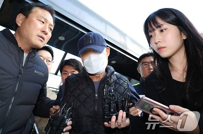 부천 제일시장에서 1톤 트럭으로 돌진사고를 낸 60대 운전자 A씨가 15일 오후 경기 부천시 인천지방법원 부천지원에서 열린 구속 전 피의자 심문(영장실질심사)에 출석하고 있다. 2025.11.15/뉴스1 ⓒ News1 장수영 기자